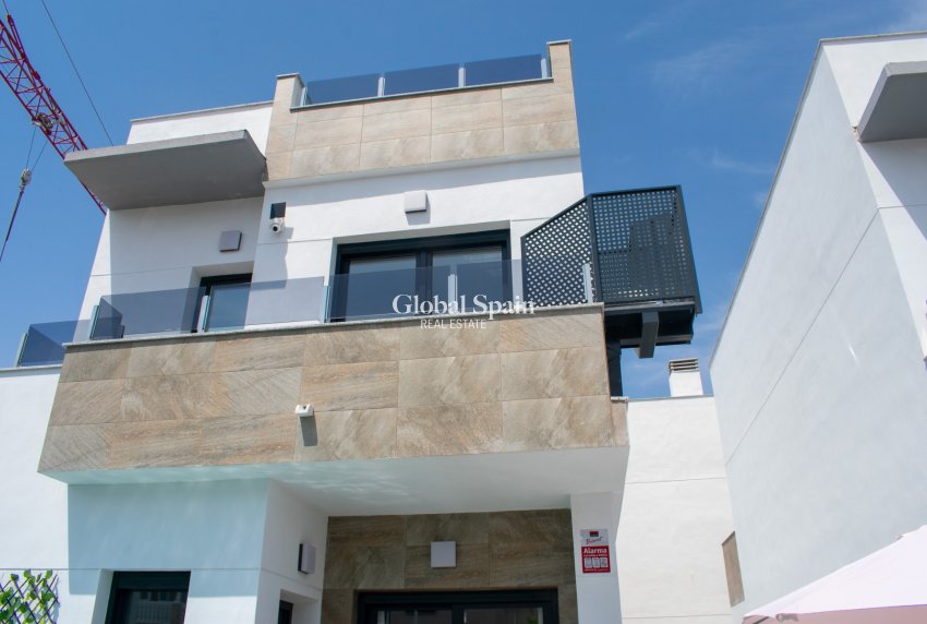 Resale - Independent villa -
TORREVIEJA - La Siesta - El Salado - Torreta