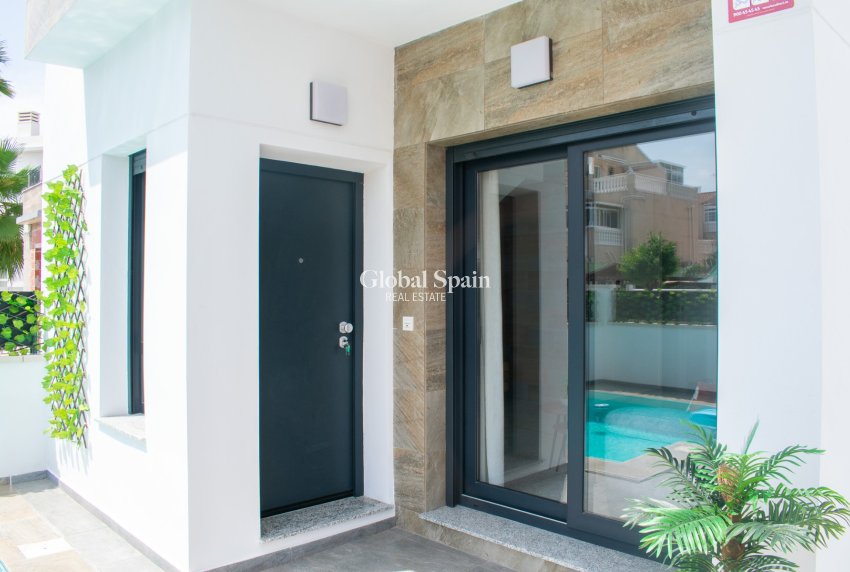 Resale - Independent villa -
TORREVIEJA - La Siesta - El Salado - Torreta