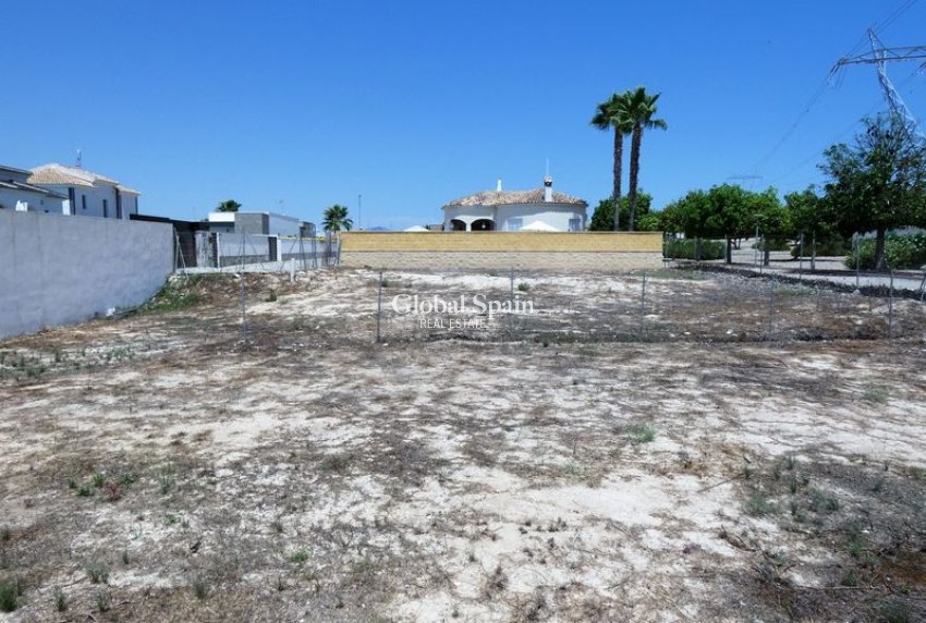 Resale - LAND -
LA MARINA