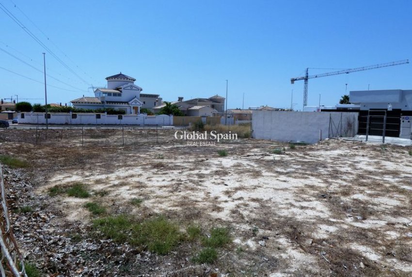 Resale - LAND -
LA MARINA