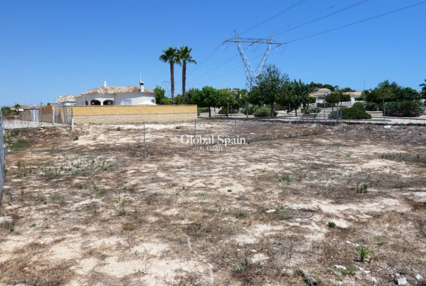 Resale - Land -
LA MARINA