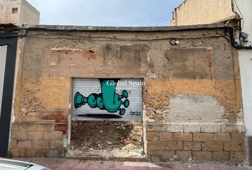 Resale - LAND -
TORREVIEJA - Centro