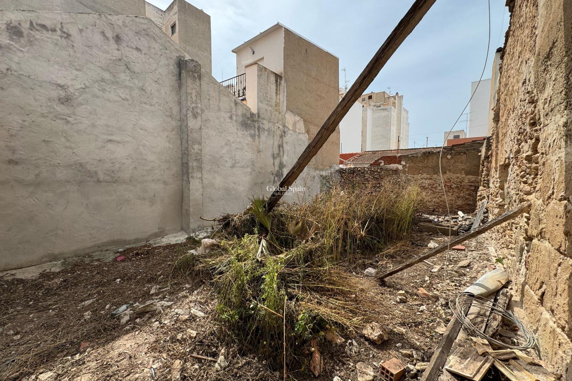 Resale - LAND -
TORREVIEJA - Centro