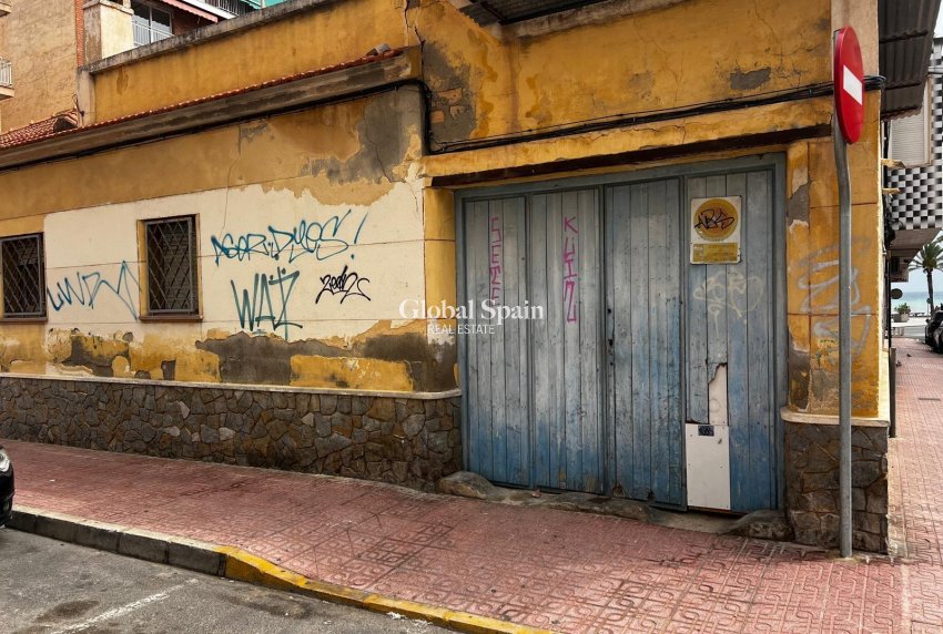 Resale - LAND -
TORREVIEJA - Playa del Cura