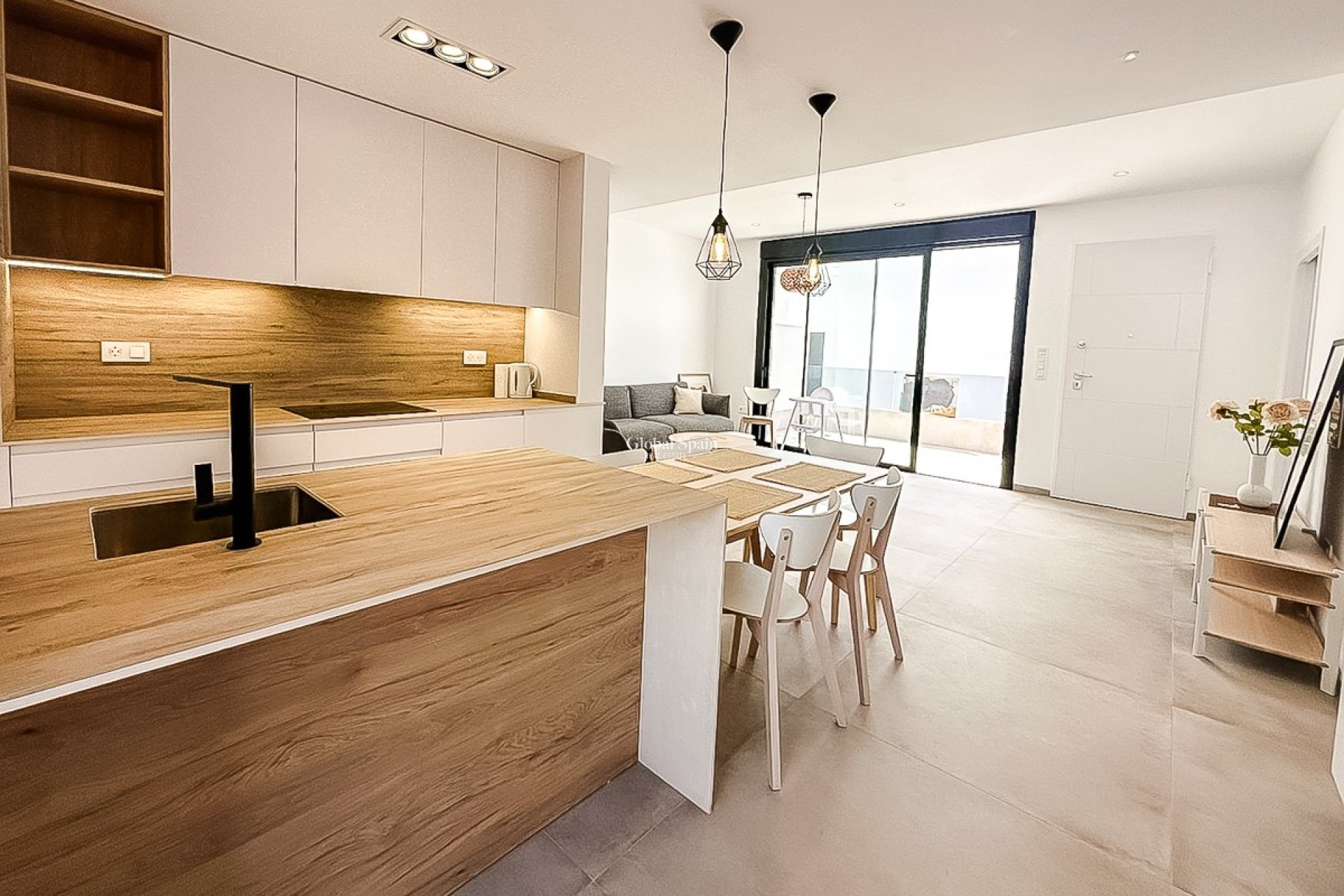 Resale - PENTHOUSE -
LO PAGÁN