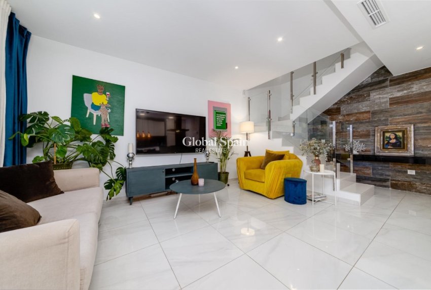 Resale - Semi-Detached -
ORIHUELA COSTA - VILLAMARTÍN