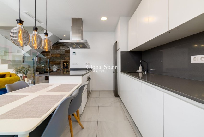 Resale - Semi-Detached -
ORIHUELA COSTA - VILLAMARTÍN