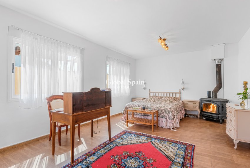Resale - VILLA -
ALFAZ DEL PI