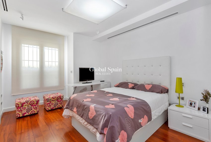 Resale - Villa -
ALGORFA - La Finca Golf