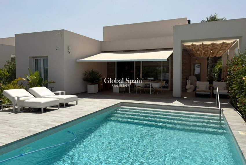 Resale - Villa -
ALGORFA - La Finca Golf