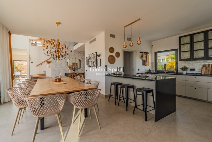 Resale - VILLA -
ALICANTE - Cabo de las Huertas