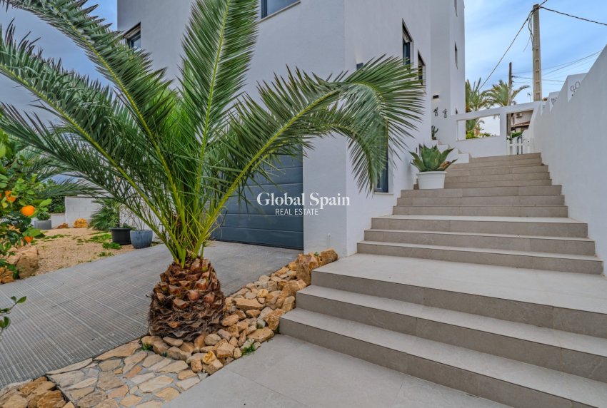 Resale - VILLA -
ALICANTE - Cabo de las Huertas