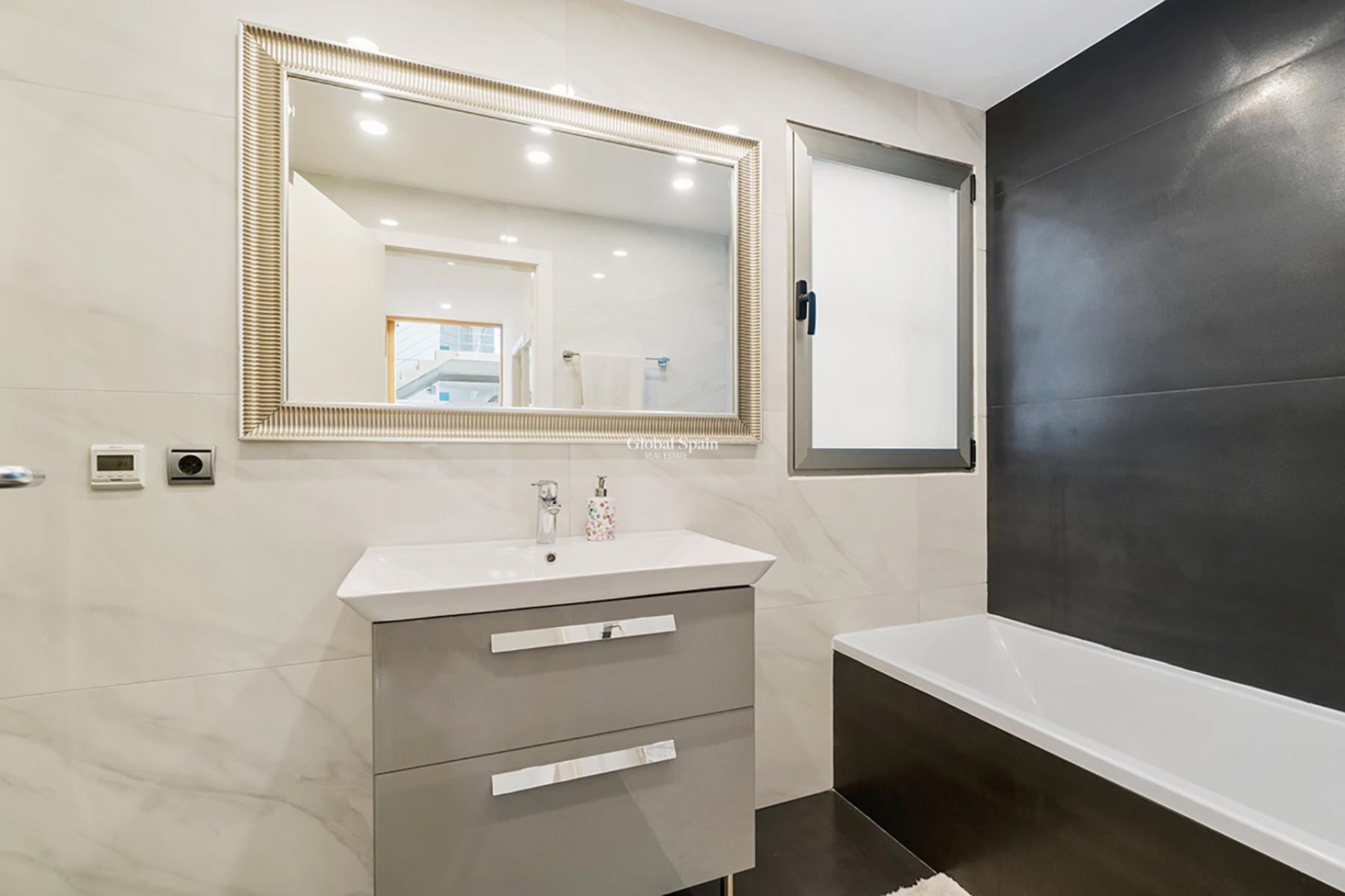 Resale - VILLA -
ALICANTE - CAMPOAMOR