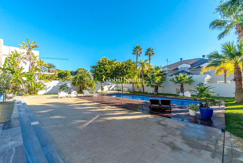 Resale - VILLA -
ALICANTE - CAMPOAMOR