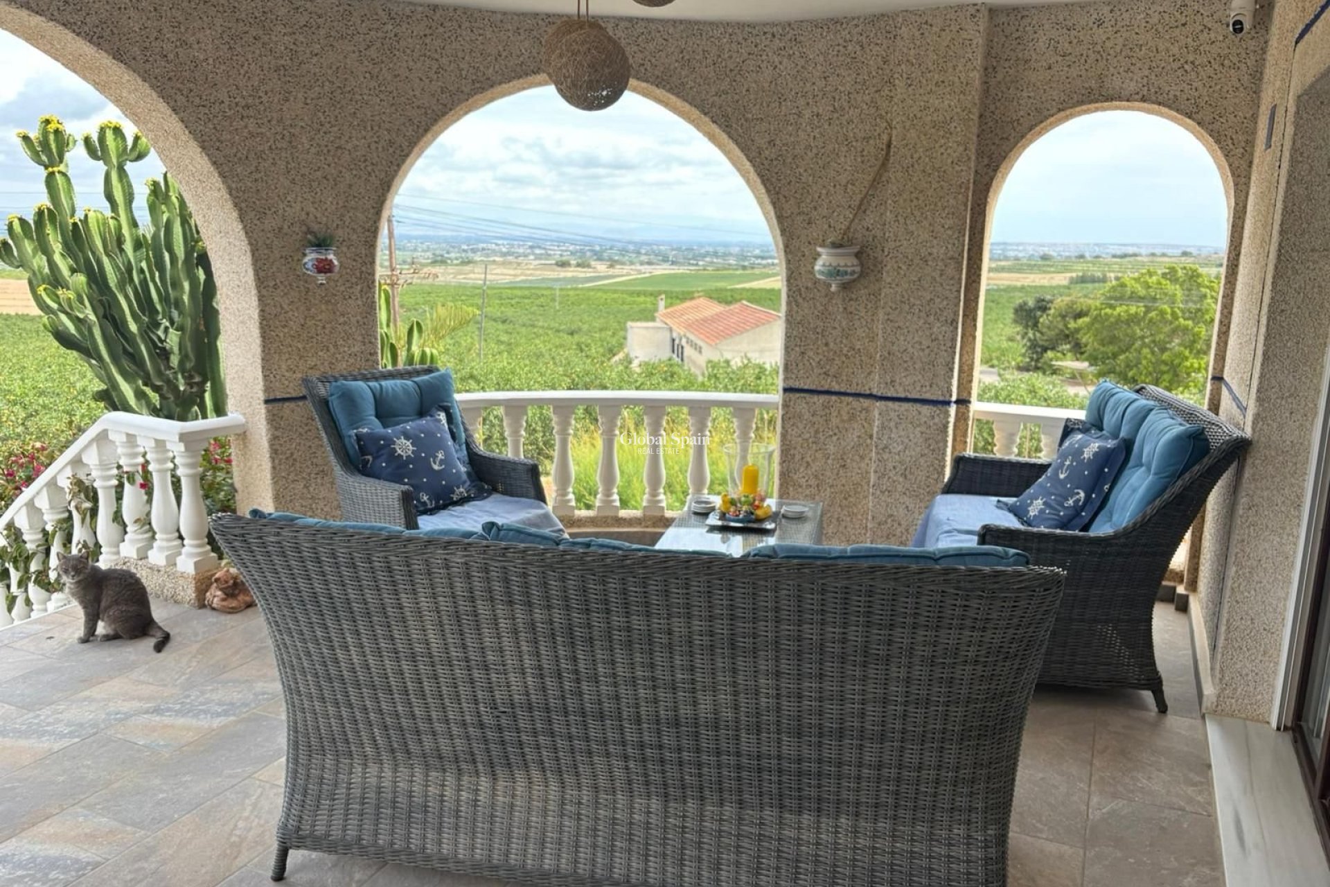 Resale - VILLA -
ALMORADÍ