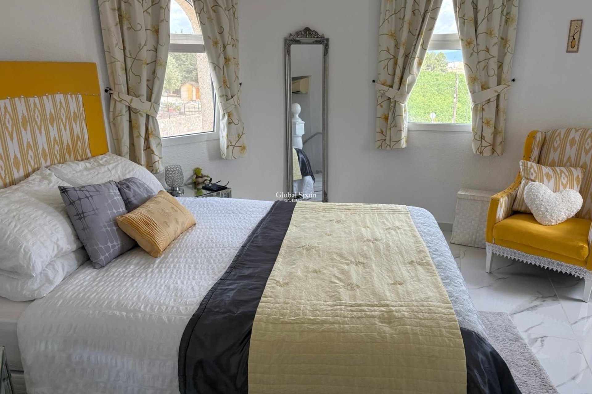 Resale - VILLA -
ALMORADÍ