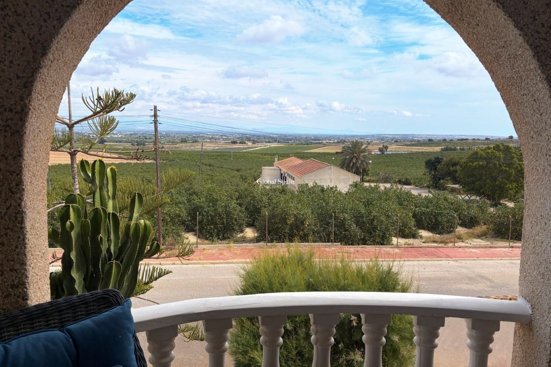 Resale - VILLA -
ALMORADÍ
