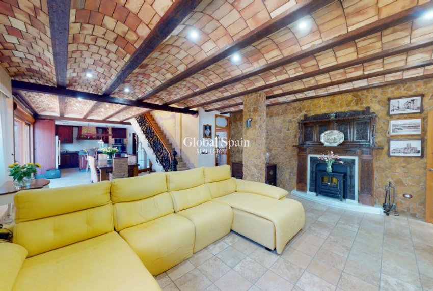 Resale - VILLA -
ALMORADÍ