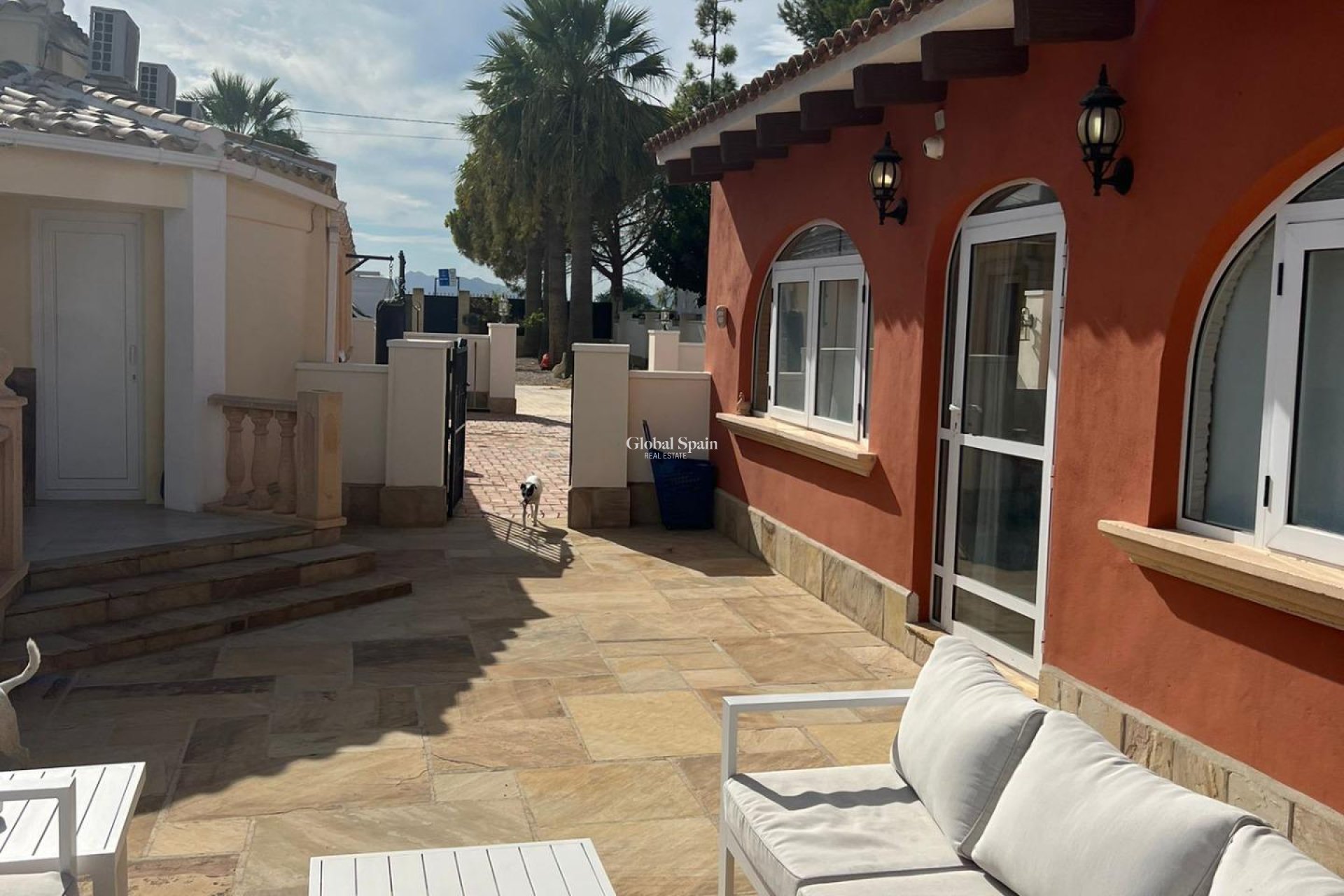 Resale - VILLA -
ALMORADÍ