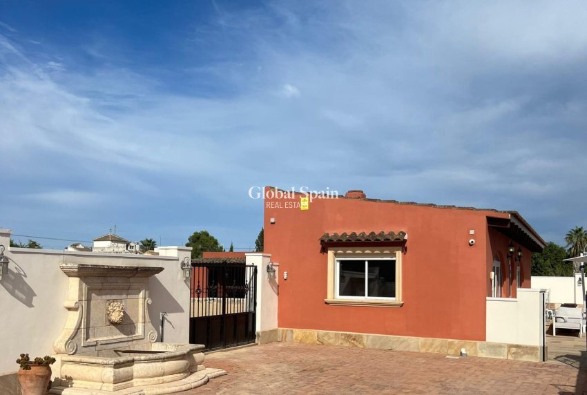 Resale - VILLA -
ALMORADÍ