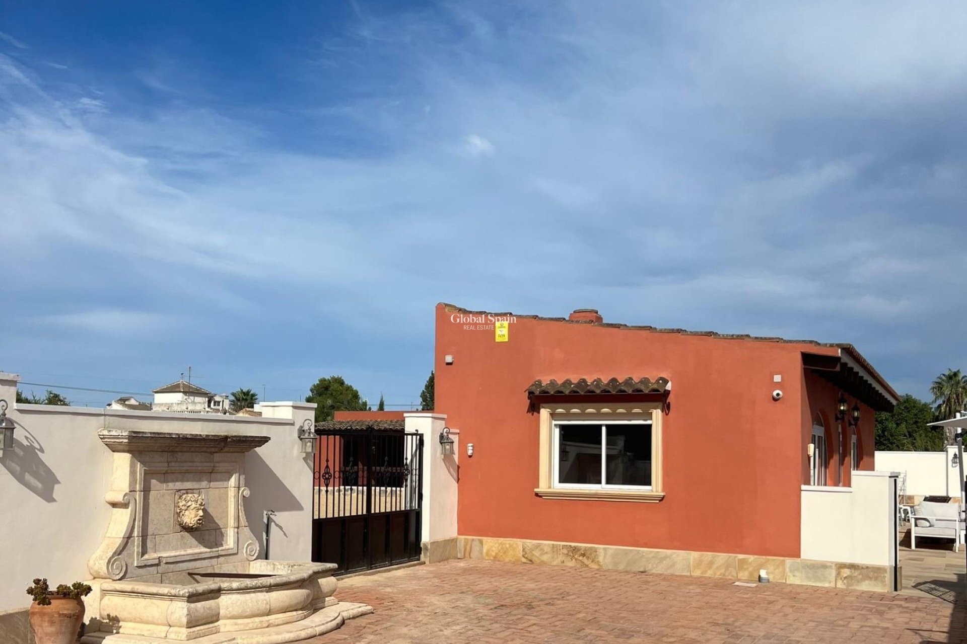 Resale - VILLA -
ALMORADÍ