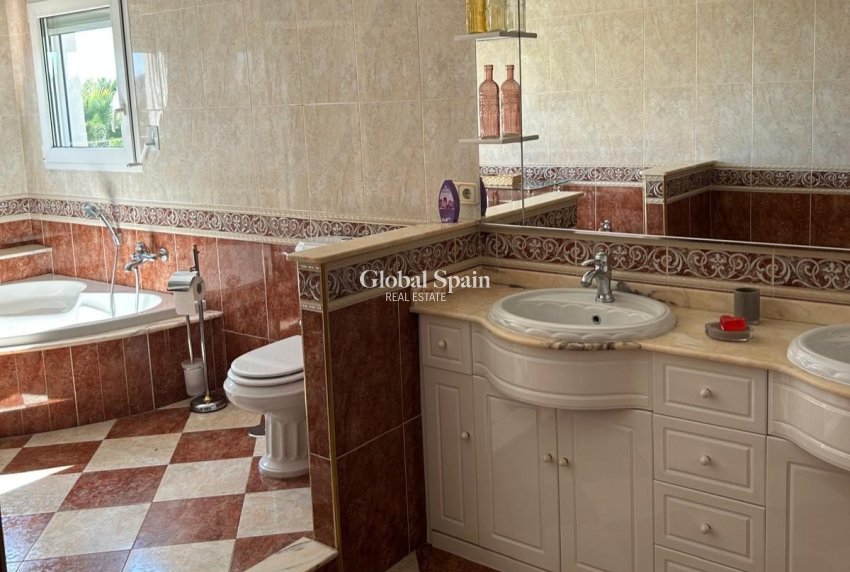 Resale - VILLA -
BENIDORM - Levante