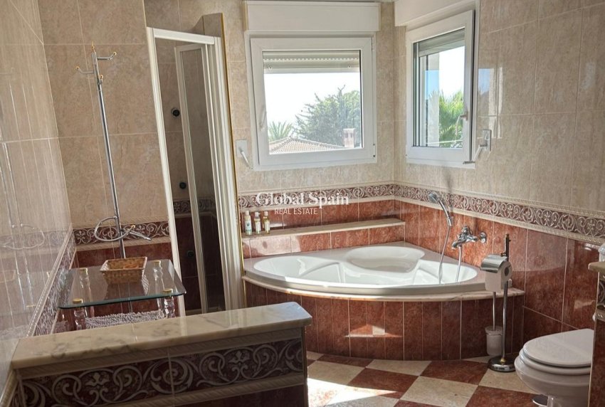 Resale - VILLA -
BENIDORM - Levante