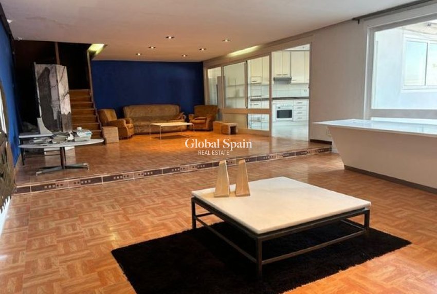 Resale - VILLA -
BENIDORM - Levante