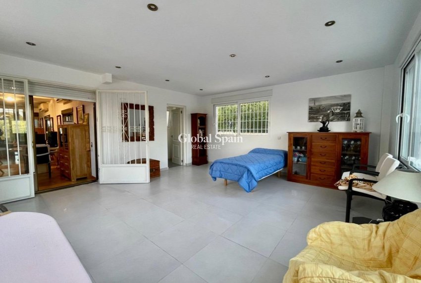 Resale - VILLA -
BENIDORM - Urbanizaciones