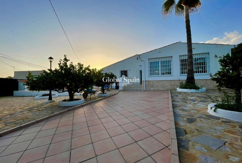 Resale - VILLA -
BENIDORM - Urbanizaciones