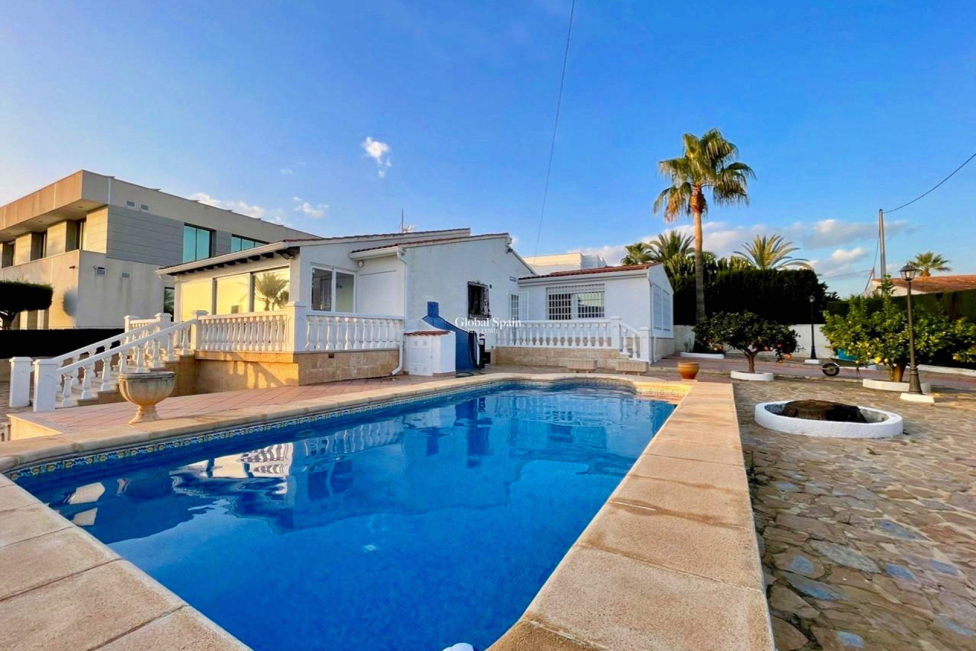 Resale - VILLA -
BENIDORM - Urbanizaciones