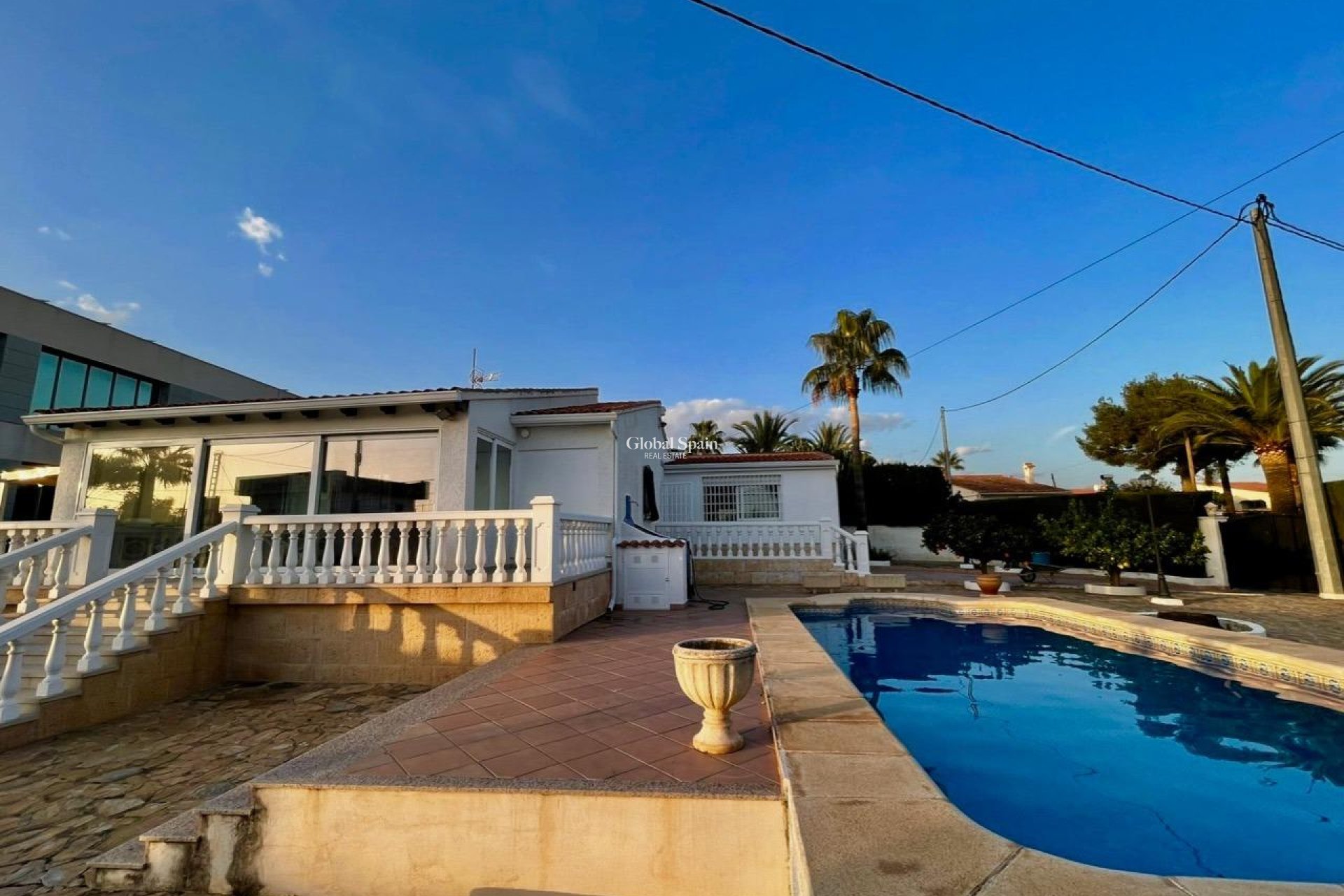 Resale - VILLA -
BENIDORM - Urbanizaciones