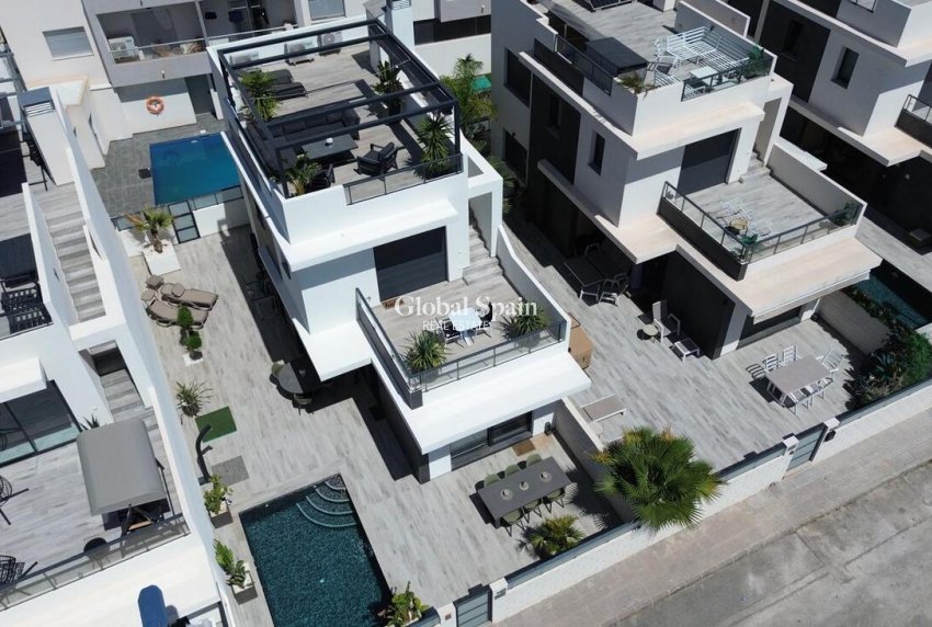 Resale - VILLA -
BENIJÓFAR