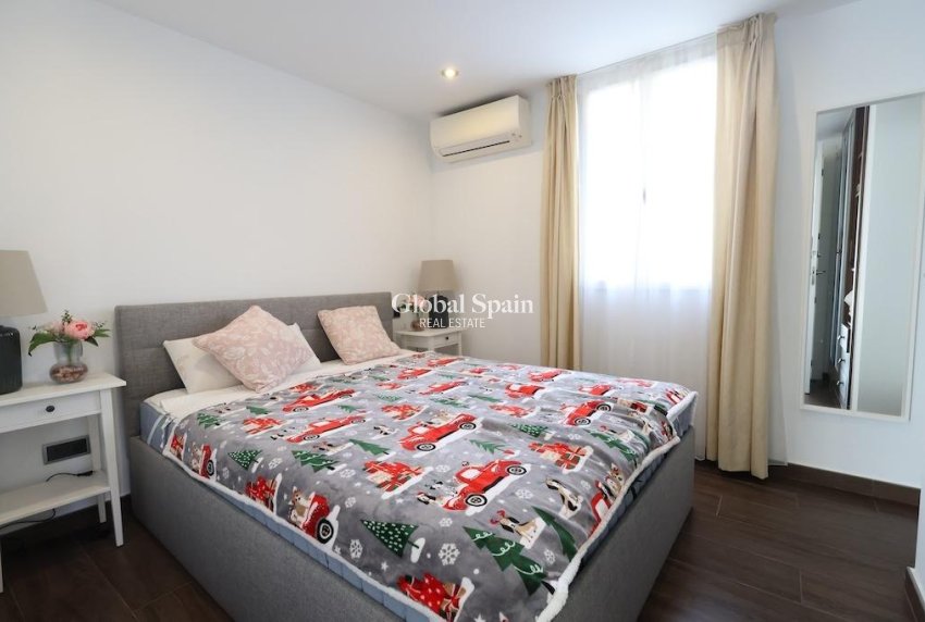 Resale - Villa -
CABO ROIG - Costa blanca