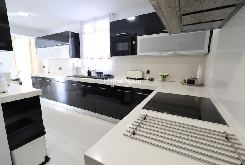 Resale - Villa -
CABO ROIG - Costa blanca