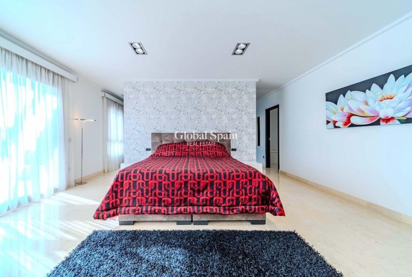 Resale - Villa -
CABO ROIG - Costa blanca