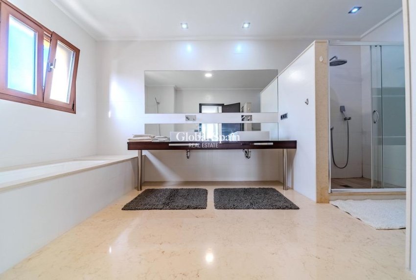 Resale - Villa -
CABO ROIG - Costa blanca