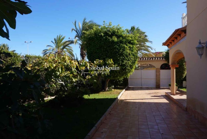 Resale - Villa -
CABO ROIG