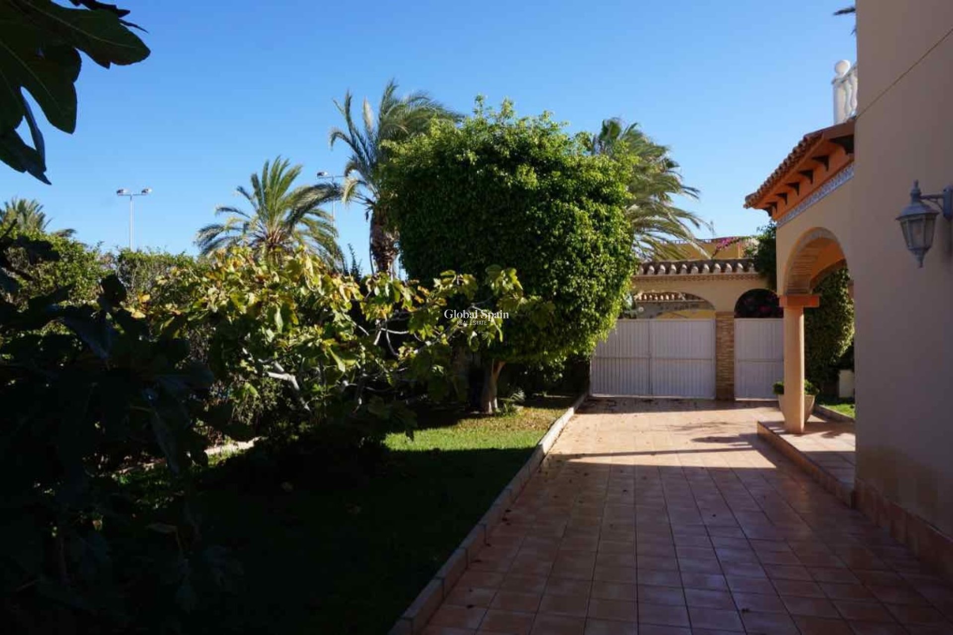 Resale - Villa -
CABO ROIG