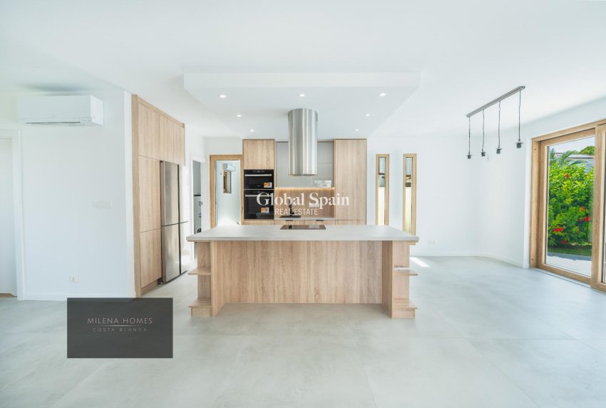 Resale - VILLA -
CABO ROIG