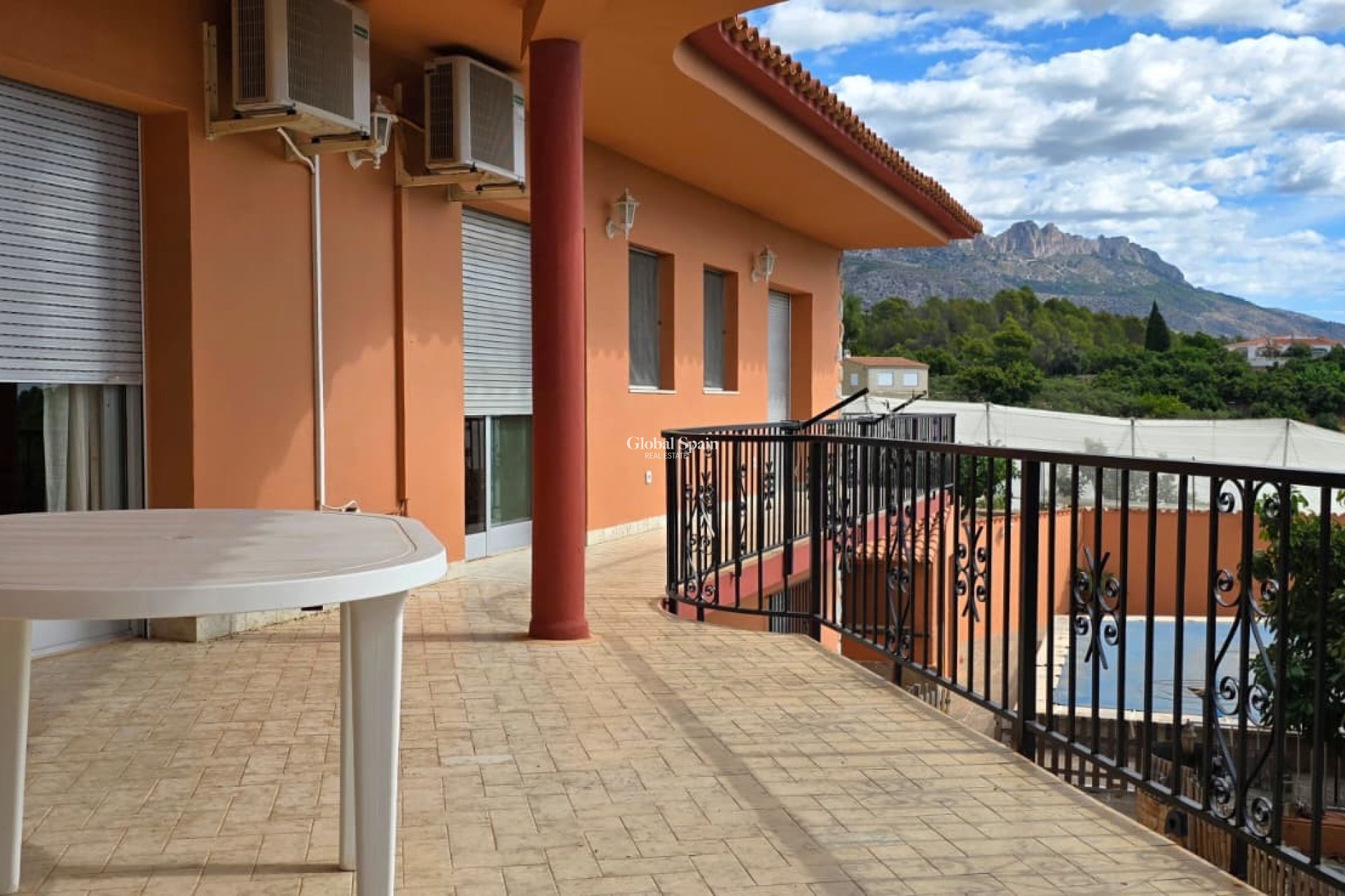 Resale - VILLA -
CALLOSA D'EN SARRIÀ - Callosa De Ensarrià