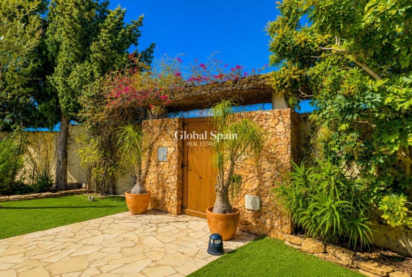 Resale - VILLA -
CAMPOAMOR - Costa Blanca