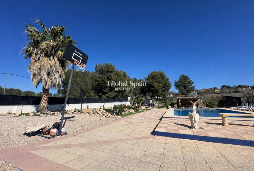 Resale - VILLA -
CASTALLA - Costa Blanca