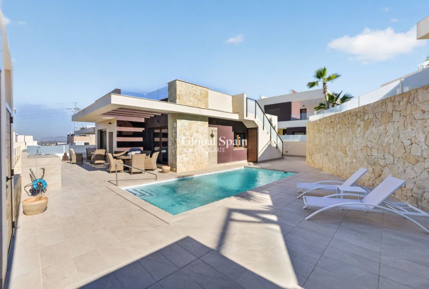 Resale - VILLA -
CIUDAD QUESADA - Alicante