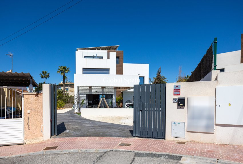 Resale - VILLA -
CIUDAD QUESADA - center