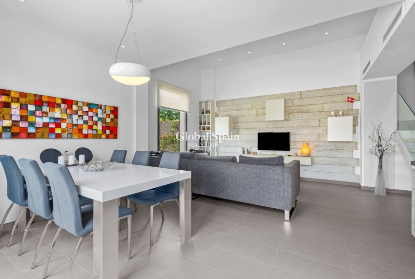 Resale - Villa -
CIUDAD QUESADA