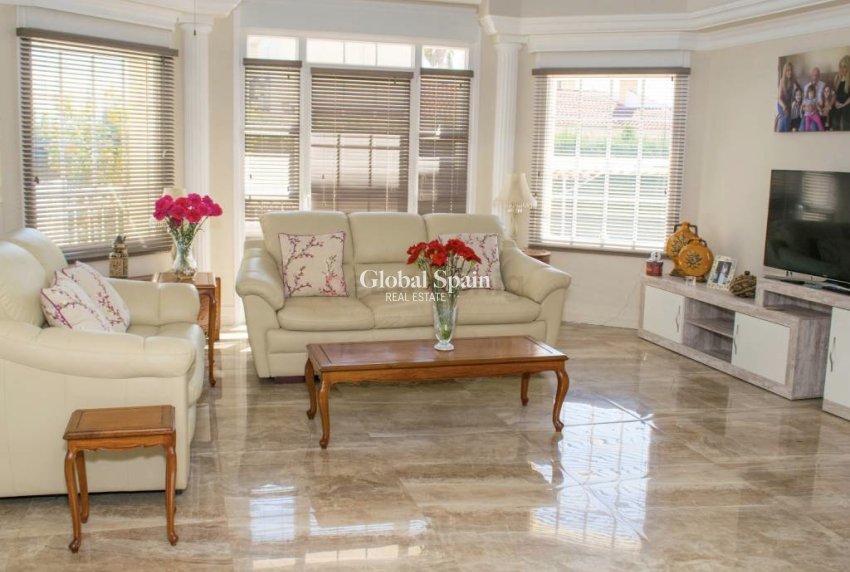 Resale - Villa -
CIUDAD QUESADA