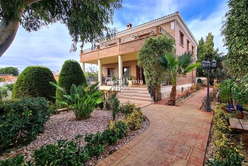 Resale - Villa -
CIUDAD QUESADA