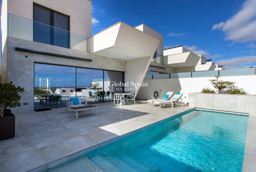 Resale - VILLA -
CIUDAD QUESADA