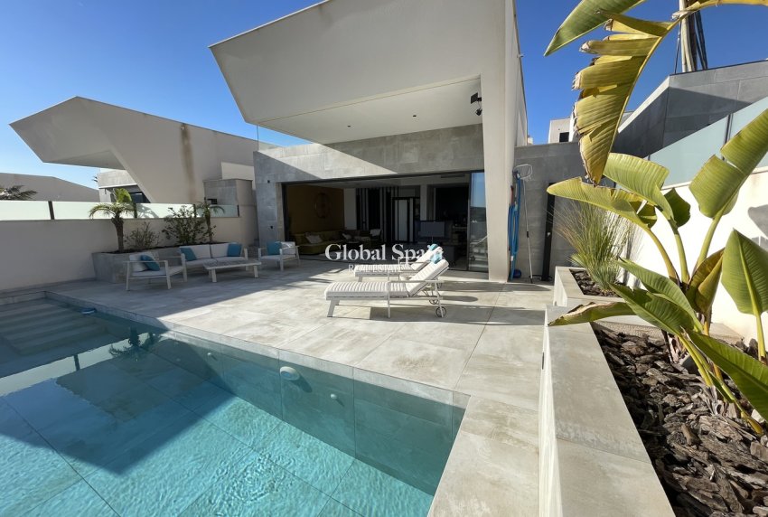 Resale - VILLA -
CIUDAD QUESADA